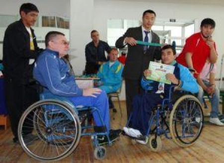 Инфвалиды выявили лучших в пауэрлифтинге