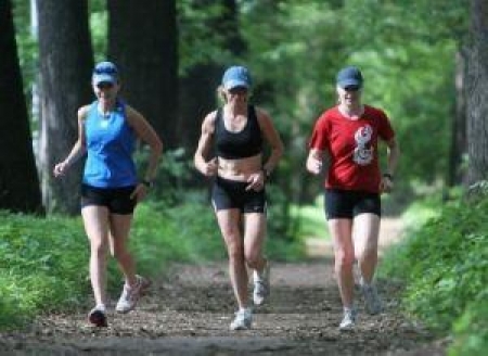 Арина (слева) на беговой тренировке в Роще Баума с мамой и подругой по команде