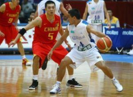 Берик Исмаил в матче со сборной Китая на чемпионате Азии 2009 года