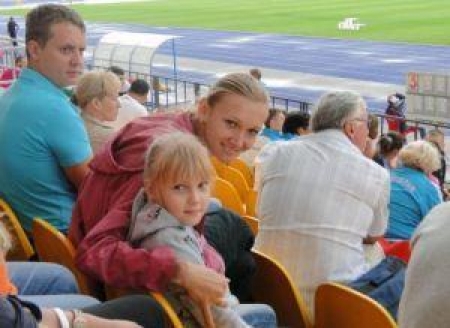 Ольга Рыпакова с дочкой наблюдают за выступлением легкоатлетов на «Мемориале Гусмана Косанова»