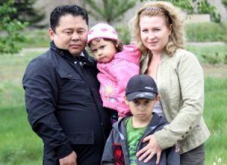 Аскар Можанов с семьей