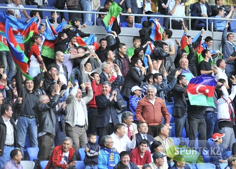 футбольные фанаты празднуют гол