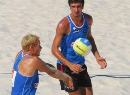 На снимке Денис Ровкин (слева)