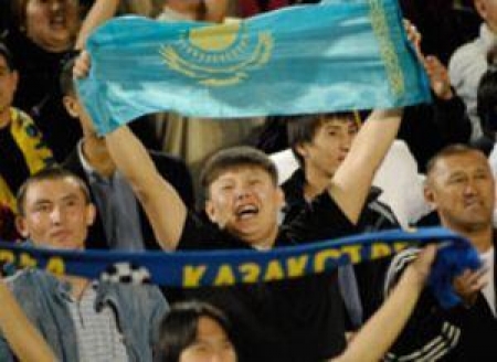 Многотысячная армия, кормящаяся событиями в футболе, должна-обязана объединиться для повышения авторитета Казахстана