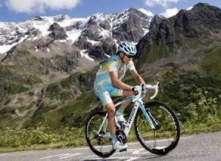 Максим Иглинский едет в гору