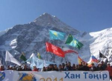 На пик Хан-Тенгри участники альпиниады не поднялись