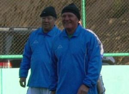 На футбольном поле аким Алматы Ахметжан Есимов и его советник по спорту Павел Новиков