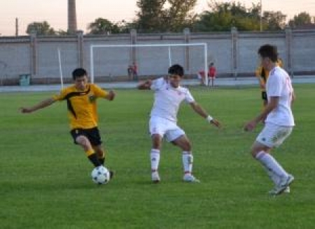 Медет Исанов и Еркин Едигенов пытаются остановить Асана Барлыбаева