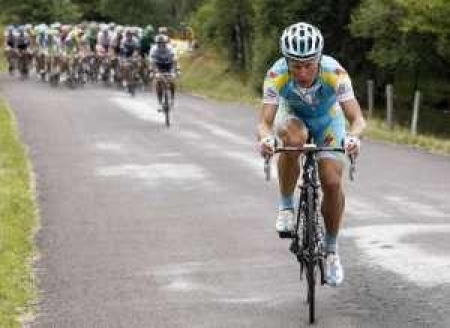 Лидер казахстанского велоспорта Александр Винокуров, заявивший о своем уходе из велопрофи, намерен снова сесть в седло