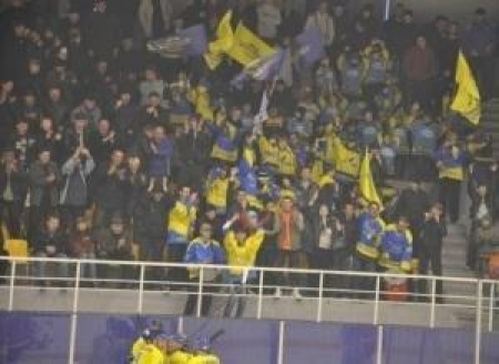 Тренер устроил разборки перед болельщиками