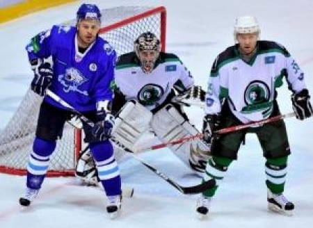 Атыраусцы лидируют в турнирной таблице