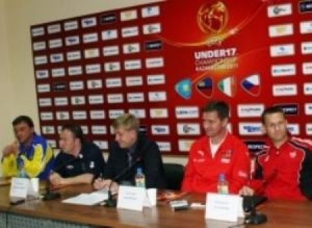 Тренера на пресс-конференции перед турниром