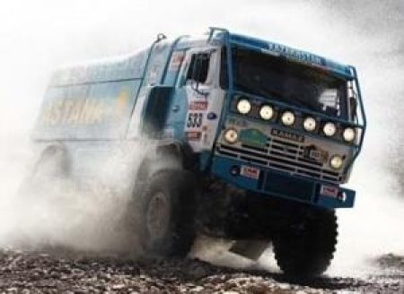 Экипаж казахстанской «Астаны» преодолевает маршрут третьего дня