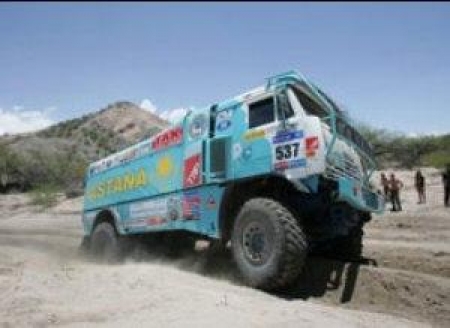 Казахстанская автокоманда лидирует на «Дакаре»