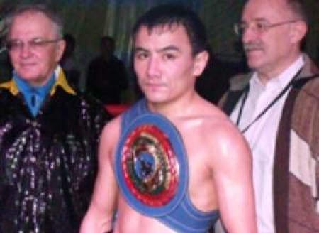 Жанат Жакиянов защитил титул чемпиона Европы по боксу
