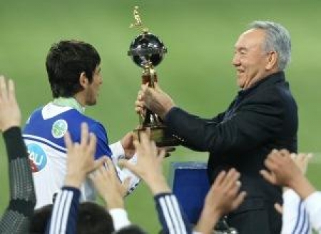 Президент вручает Кубок Кайрату Аширбекову