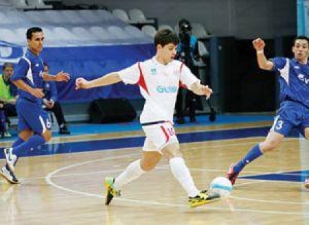 С мячом каратовец Лео