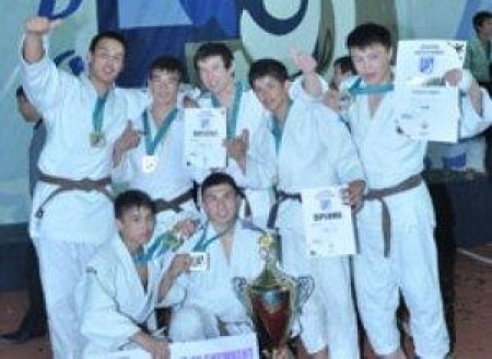 В Шымкенте молодежь билась «стенка на стенку» по правилам дзюдо