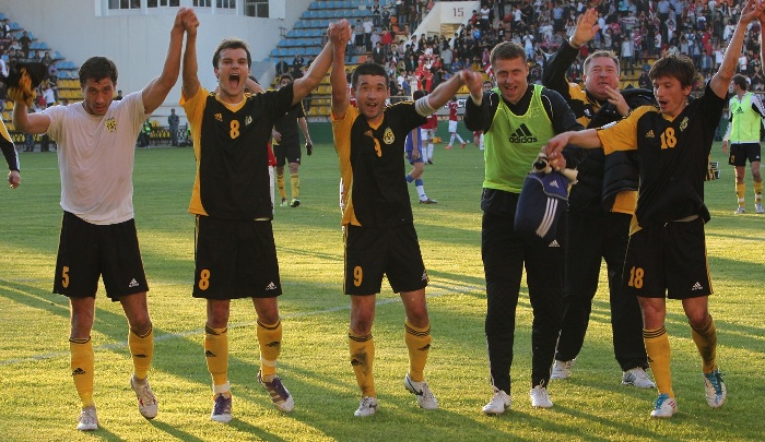 Закидали камнями