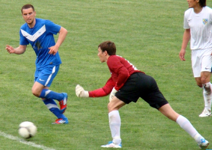 Закидали камнями