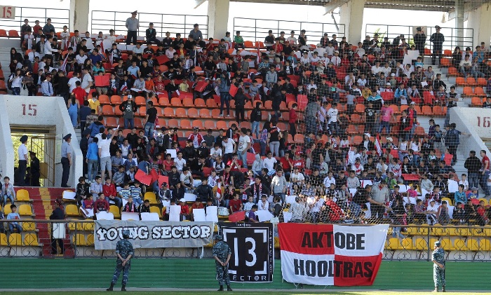 Закидали камнями