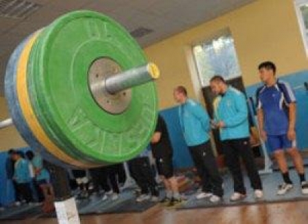 Лучшие штангисты страны съехались в Талдыкорган