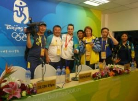 Пекин-2008. Илья Ильи в окружении казахстанских журналиство