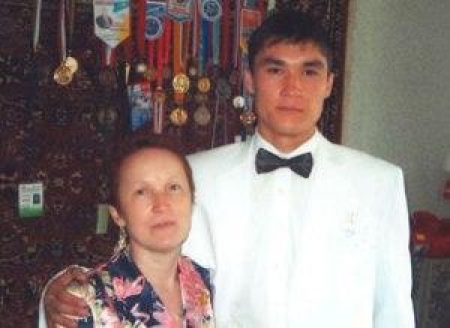 Серик Сапиев с мамой