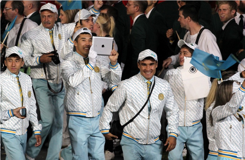 Фоторепортаж казахстанцев на параде делегаций церемонии открытия Олимпиады