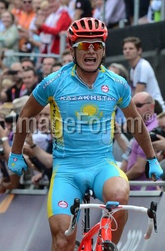 Фото с золотого финиша Александра Винокурова