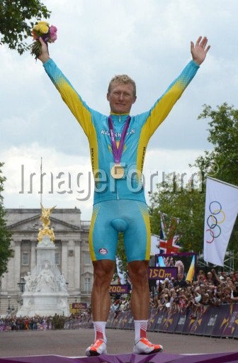 Фото с золотого финиша Александра Винокурова