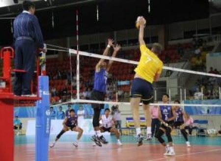 В атаке капитан сборной Казахстана Дмитрий Горбатков