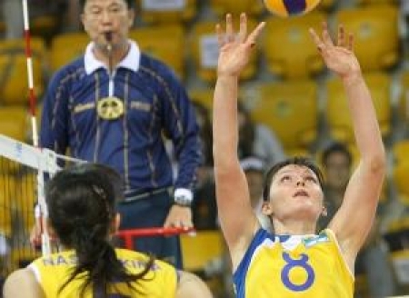 Капитан сборной Казахстана Коринна Ишимцева (№ 8) отдает пас Ольге Наседкиной (№ 5)