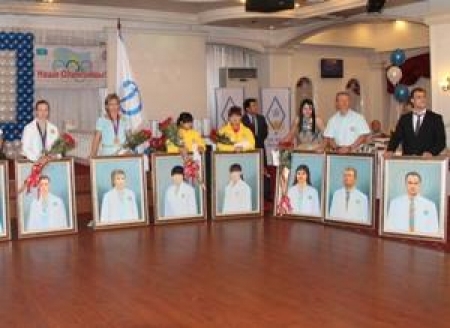 Олимпийцы-динамовцы с портретами