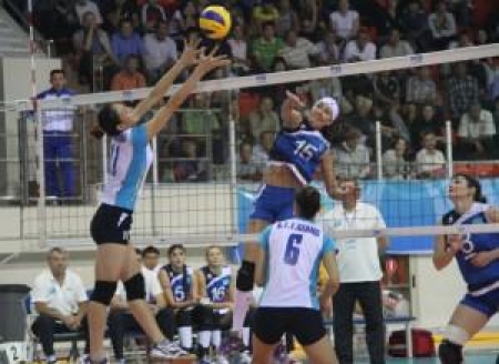 Мощную атаку сборной Казахстана завершает Людмила Анарбаева (№ 15)