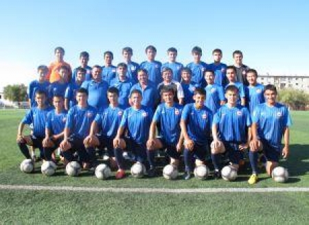 В среднем ряду шестой слева — главный тренер команды Куттыбай Досмамбетов