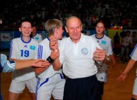 Яниев в окружении победного состава женской сборной по гандболу, который выступал на Олимпиаде-2008 в Пекине