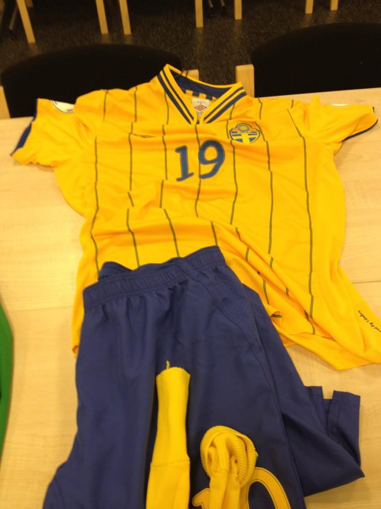 Шведы — желтые, Казахстан — синие