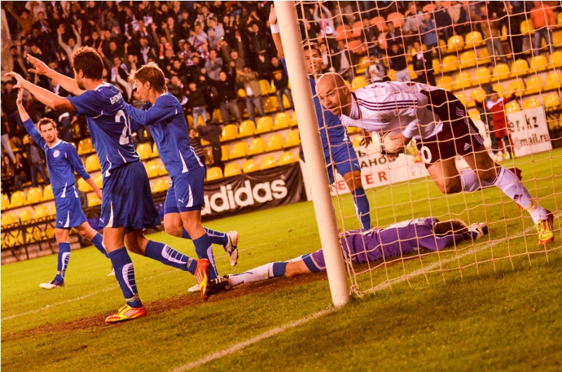 Фоторепортаж с перенесенного матча Премьер-Лиги «Актобе» — «Акжайык» 3:4