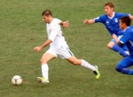 Юнузович уходит от соперника