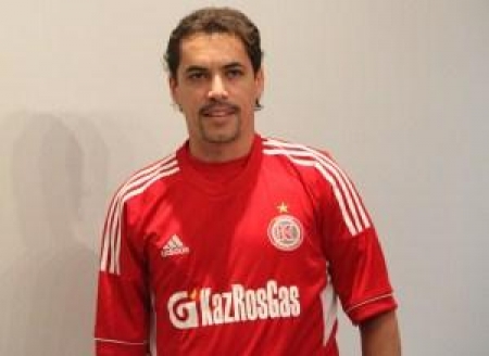 Фото-1 Жоан сразу же после вручения футболки «Кайрата»