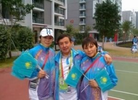 Саржан Жаксыбеков со своими теперь уже бывшими ученицами Жулдыз Эшимовой (справа) и Айым Абдильдиной