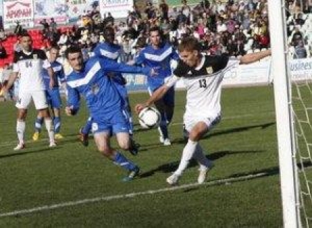 Александр Кислицын бьет по воротам «Иртыша»