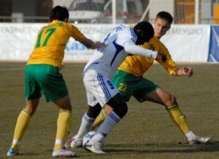 У Коллинса Бабатунде очень трудно забрать мяч