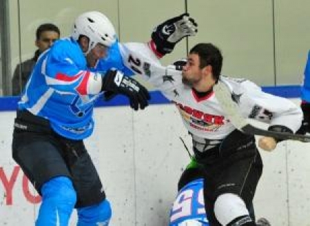 Ледовый адреналин. Отношения выясняют Андрей Трощинский (слева) и Юлиан Попович. По неписанным джентльменским правилам снимать перчатки в боксерском поединке не принято!