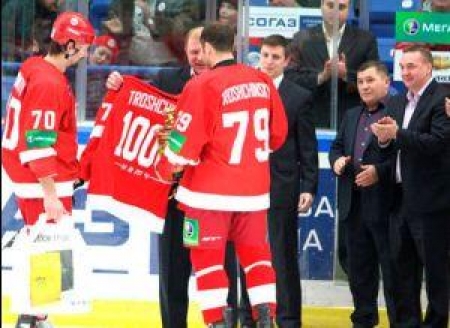 Трощинскому вручают именной свитер с надписью 1000. Это произошло 18 февраля 2012 года после игры регулярного первенства КХЛ против «Северстали» из Череповца, его 1000-го матча