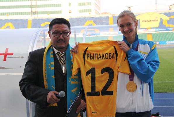 Ольга Рыпакова получила майку «Кайрата» под номером «12»