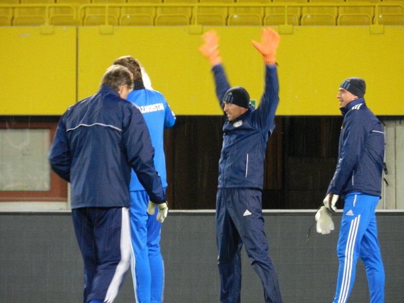 Фото с подготовки и предматчевой пресс-конференции сборной Казахстана