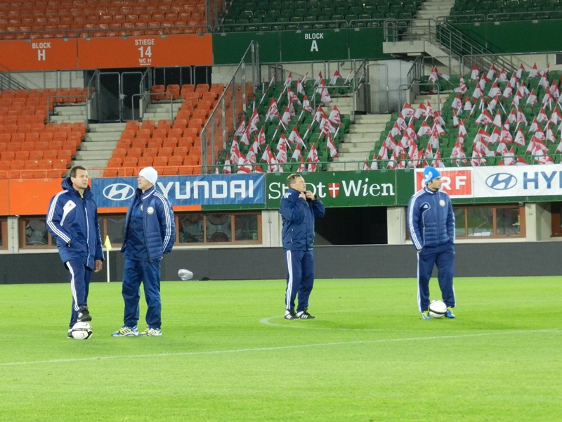 Фото с подготовки и предматчевой пресс-конференции сборной Казахстана