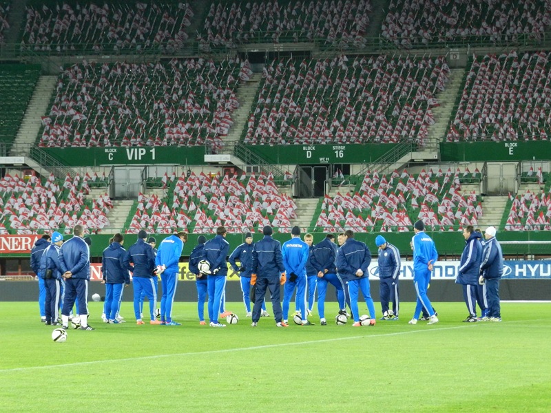 Фото с подготовки и предматчевой пресс-конференции сборной Казахстана